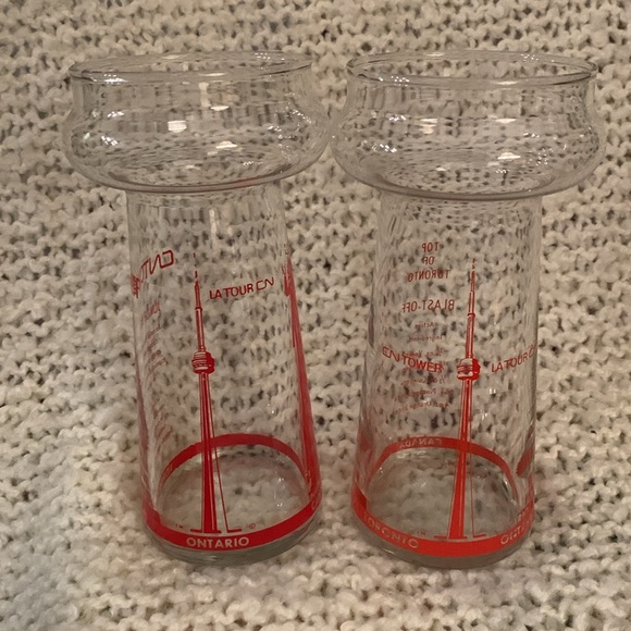 4 vintage CN Tower collector glasses, 6.5 inches high. - Picture 5 of 9